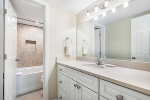 Combined shower/tub, hair dryer, towels