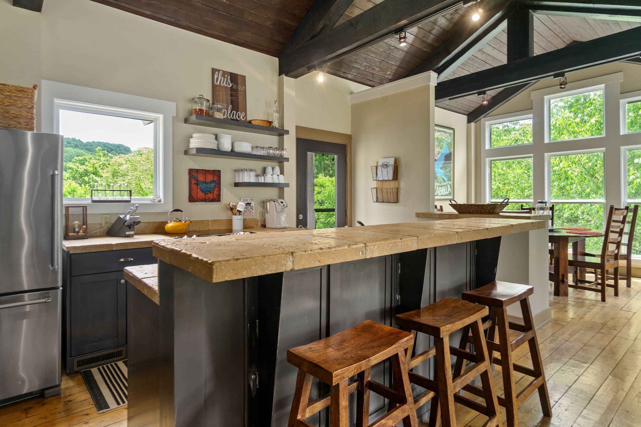 Frigorífico, microondas, lavavajillas y cafetera o tetera