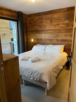 1 bedroom, memory foam beds, WiFi, bed sheets