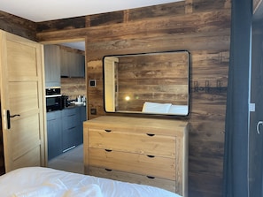 1 bedroom, memory foam beds, WiFi, bed sheets