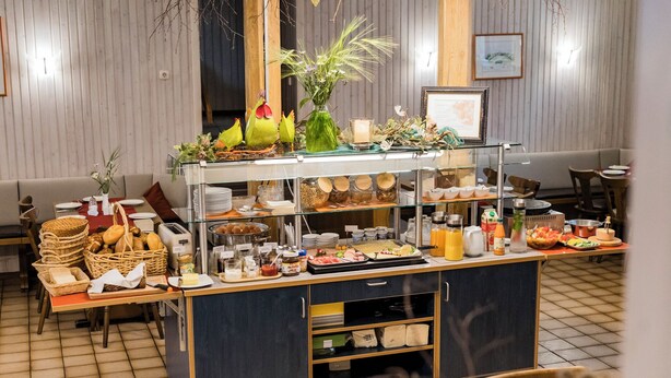 A buffet setup with various food items and condiments. - Ferienhof Hofer (Absberg)