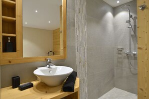 Shower, towels - 170m² apartment for 8 people in village centre - Chatel Reservation (Châtel)