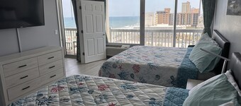 1 bedroom condo, new flooring, 2 king size beds, 2 balconies, 55 in 4K smart tv