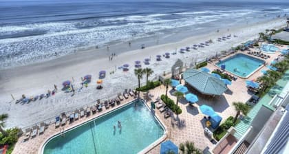 1 bedroom condo, new flooring, 2 king size beds, 2 balconies, 2 large smart TV