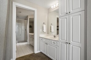 Combined shower/tub, jetted tub, towels