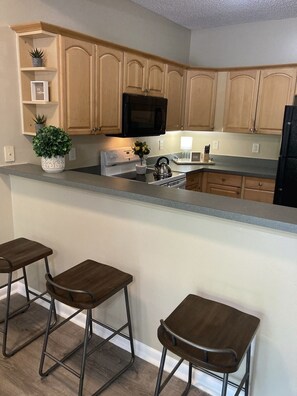 Kjøleskap, mikrobølgeovn, ovn og kokeplater