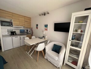 Jääkaappi, mikroaaltouuni, uuni, astianpesukone