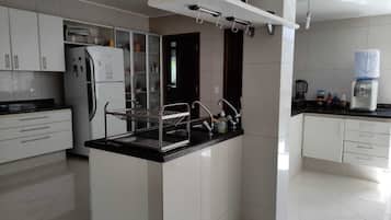 Frigorífico, placa de cocina, licuadora y utensilios de cocina
