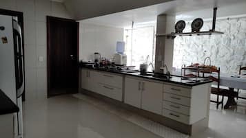 Frigorífico, placa de cocina, licuadora y utensilios de cocina