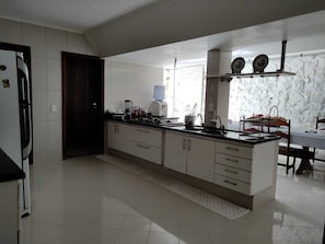 Køleskab, kogeplade, blender, køkkentøj/tallerkener/redskaber