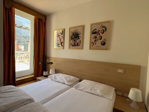 2 soverom, skrivebord, strykejern/-brett og wi-fi