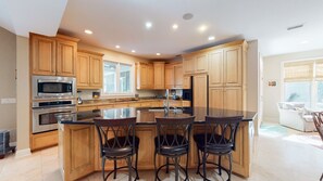 Kühlschrank, Mikrowelle, Wasserkocher mit Kaffee-/Teezubehör, Toaster