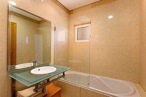 Combinazione doccia/vasca, vasca idromassaggio, asciugacapelli, bidet