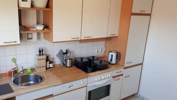 KĂŒhlschrank, Mikrowelle, Herdplatte, GeschirrspĂŒler