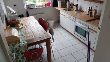 KĂŒhlschrank, Mikrowelle, Herdplatte, GeschirrspĂŒler