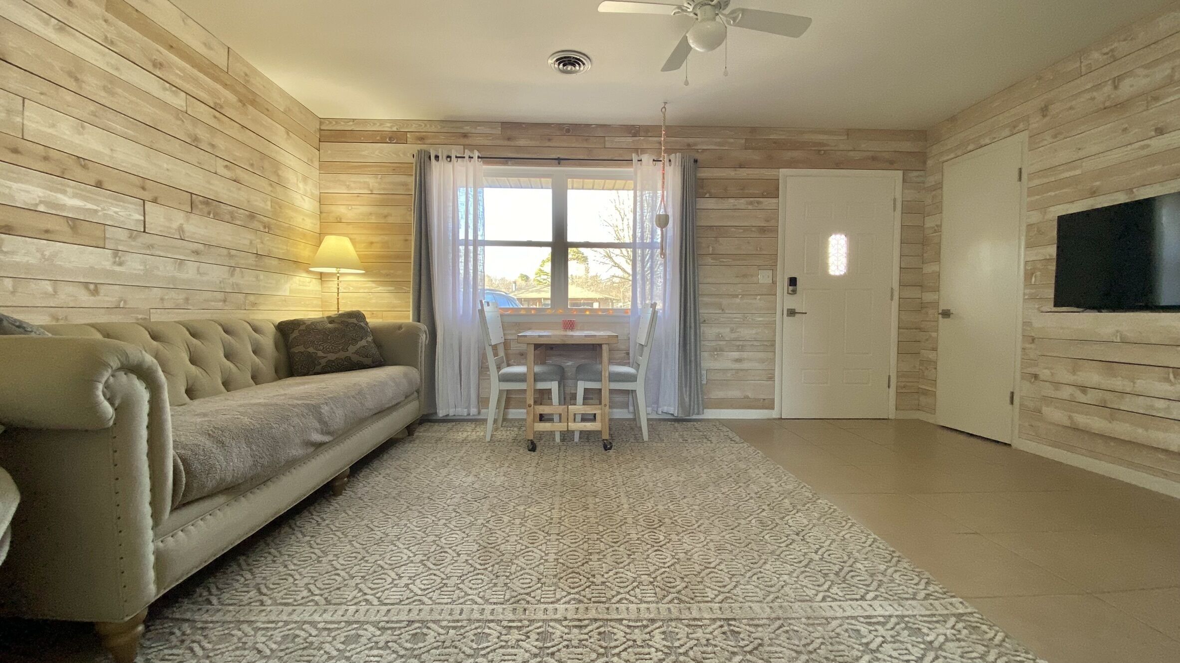 Clean updated private yard house 2-5min drive to attractions