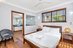 2 bedrooms, iron/ironing board, free WiFi, bed sheets - 2 Bedroom 2 Bathroom Beachfront Apartment in Clifton Beach (Clifton Beach)