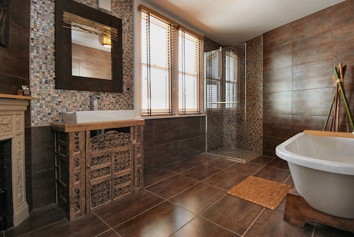 Quirky Victorian Townhouse with Sea View / Sleeps 8 / Luxury bedding