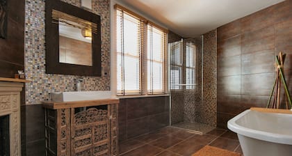 Quirky Victorian Townhouse with Sea View / Sleeps 8 / Luxury bedding