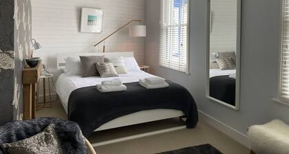Quirky Victorian Townhouse with Sea View / Sleeps 8 / Luxury bedding