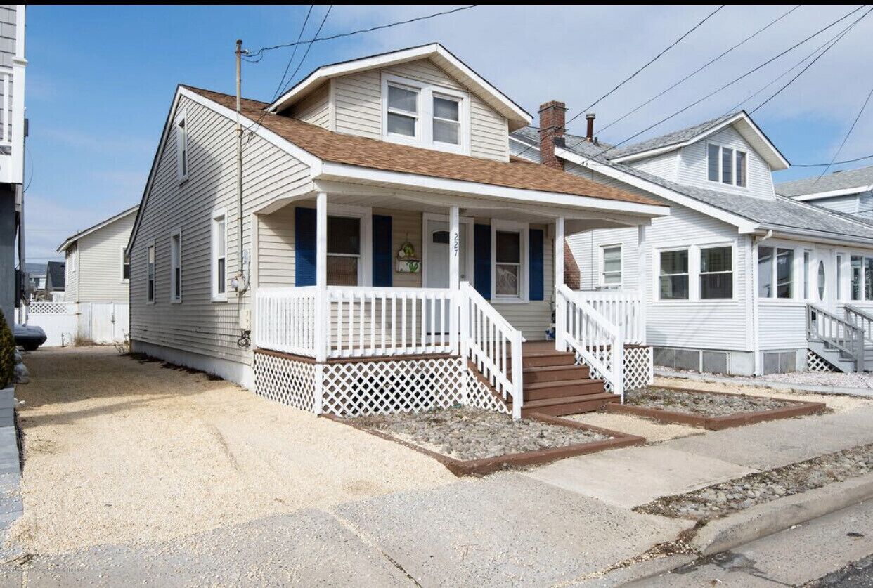 Awesome Beach Bungalow 1 block to BEACH