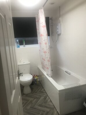 Combinazione doccia/vasca, asciugamani, sapone, carta igienica