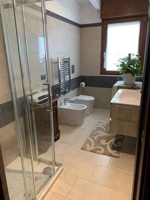Dusche, Haartrockner, Bidet, Handtücher