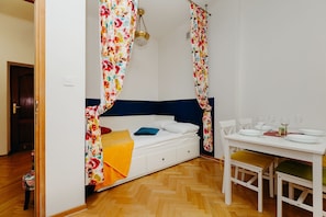 Individually decorated, individually furnished, desk, laptop workspace - ShortStayPoland Piwna B25 (Warsaw)