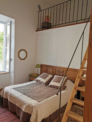 3 chambres, bureau, fer et planche à repasser, lit parapluie