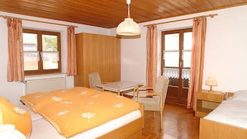 Triple Room | Iron/ironing board, free WiFi, bed sheets