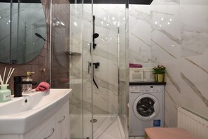 Apartamento | Banheiro | Chuveiro, secador de cabelo, sabonete, shampoo