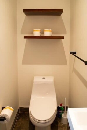 Douche, sĂšche-cheveux, serviettes fournies, savon