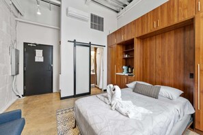 Iron/ironing board, WiFi, bed sheets