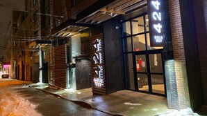 A building with a sign reading "GOLD WAY" and the number "424". - Spacious Loft 2 bedroom in N Oakland 400, sleeps 8 (Pittsburgh)