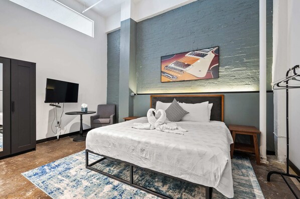 2 bedrooms, desk, iron/ironing board, WiFi