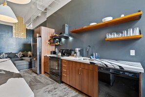 Réfrigérateur, micro-ondes, four, plaque de cuisson