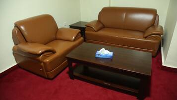 Studio Deluxe | Bàn, màn/rèm cản sáng, bàn ủi/dụng cụ ủi quần áo