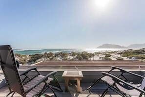 Property grounds - Beach Front Architectural Cottage with Pool (Cape Town)