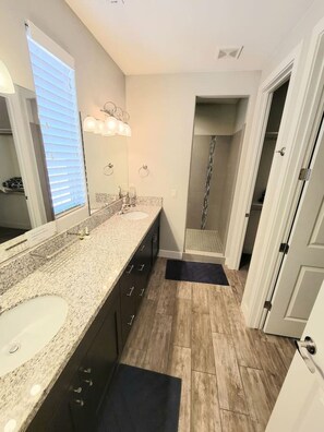 Bathtub, hair dryer, towels - Fully Equipped Vacation Home in Paradise Village (Santa Clara)