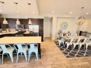 Fridge, microwave, oven, stovetop - Fully Equipped Vacation Home in Paradise Village (Santa Clara)