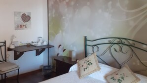 A bedroom with a bed, a chair, a desk, and a wall with a 'HOPE' sign. - Nature and relaxation (Sicilia)