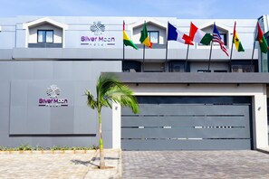 Front of property - Silver Moon Hotel (Abidjan)
