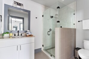 Sèche-cheveux, savon, shampoing, papier toilette