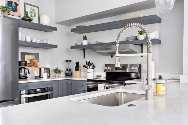 冷蔵庫、電子レンジ、オーブン、コンロ