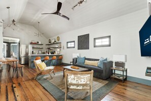 Flat-screen TV - Only 2 Blocks to King | The Gemstone (Suite B) (Charleston)