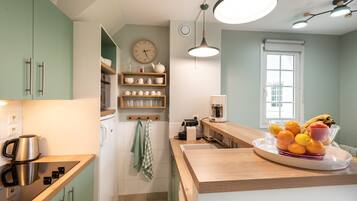 Een koelkast, een magnetron, een vaatwasser