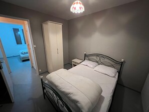 2 chambres, fer et planche à repasser