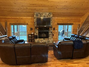 TV, lareira, mesa de pingue-pongue