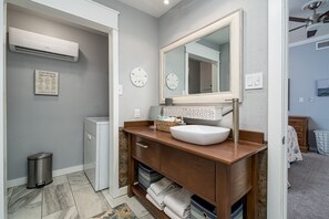 Shower, towels, soap - Jamaican Dream ~ Beautiful Home Located in Key Allegro! (Rockport)
