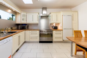 Réfrigérateur, micro-ondes, four, lave-vaisselle